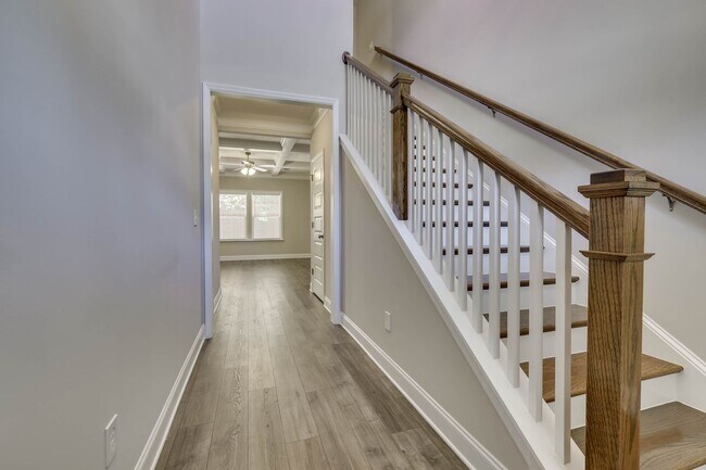 Building Photo - Beautifully maintained 4 / 2.5 home in Joh...