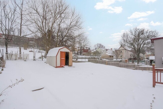 Building Photo - Renovated 3 bedroom home available NOW!