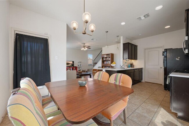 Building Photo - 2209 Nestlewood Dr