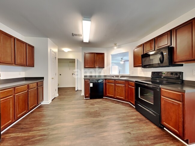 Building Photo - 425 Green Park Ln