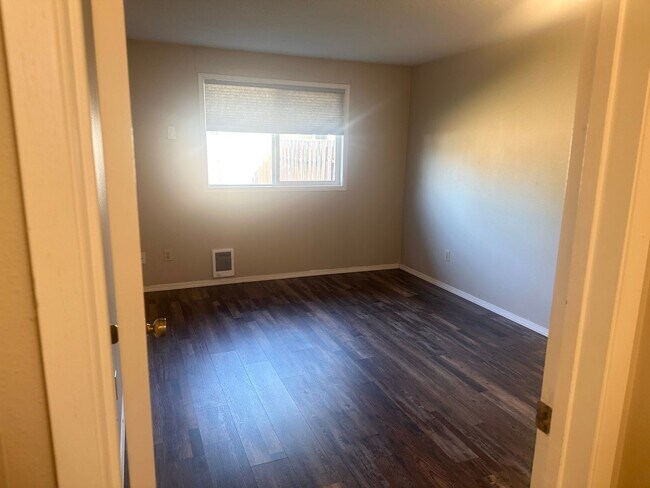 Building Photo - MCQ908