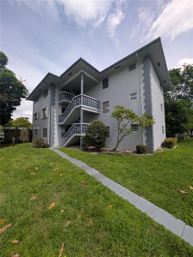Building Photo - 900 Tallwood Ave