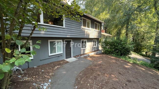 Building Photo - Spacious 4BD I 2BA Home w/ Separate Living...