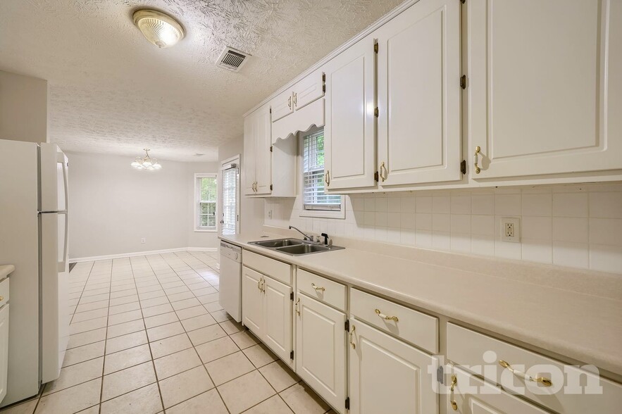 Building Photo - 1374 Lake Dow Rd