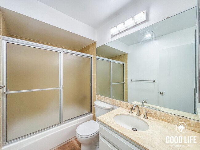 Building Photo - SD: Spacious 2BD/2BA Condo in Hillcrest with Private Balcony, Community Pool & Tennis Court