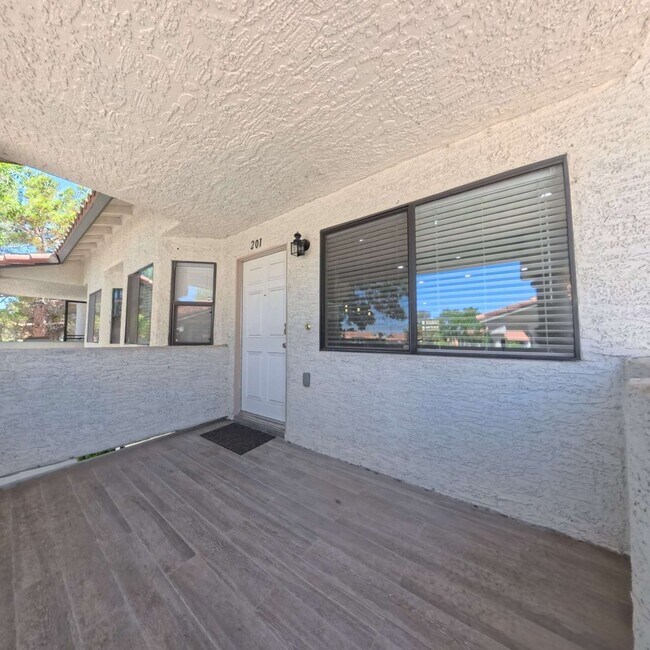 Building Photo - Stunning 2-Bedroom Condo 2nd Floor at The Lakes!