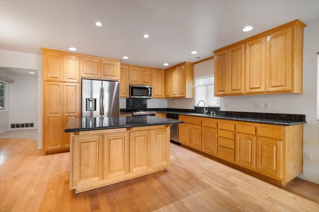 Building Photo - Beautiful Torrance Home