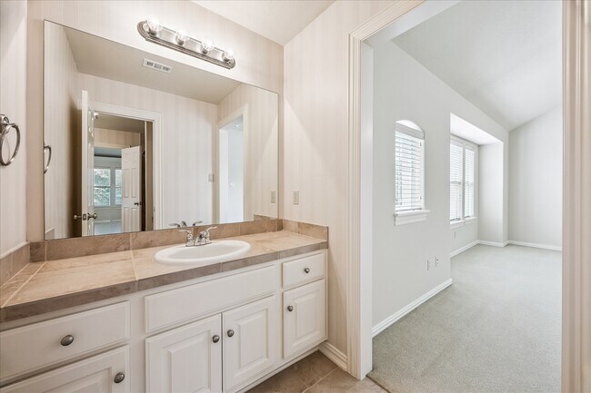 Building Photo - 2210 Bywater Dr