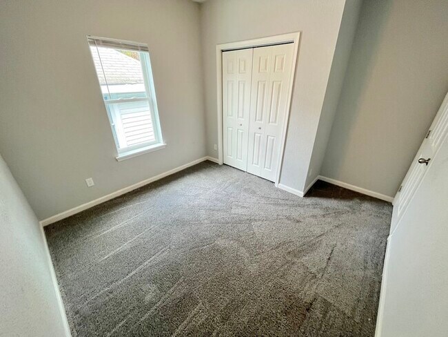 Building Photo - COME MEET YOUR NEW HOME! BRAND NEW & UPDATED!