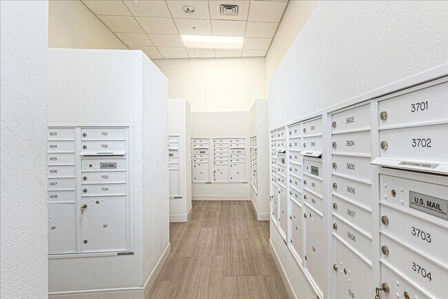 Building Photo - High Floor 2 BED/2 BATH/2 PRKG in brand ne...