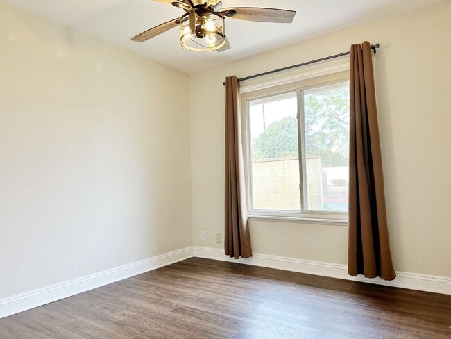 Building Photo - Spacious Single-Level Attached Home w/ Yard