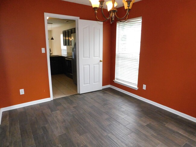 Building Photo - Nice home near outlet mall