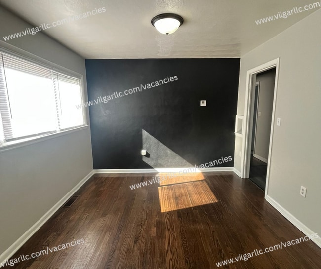 Building Photo - 2 large bedrooms & 1 newly updated bathroo...