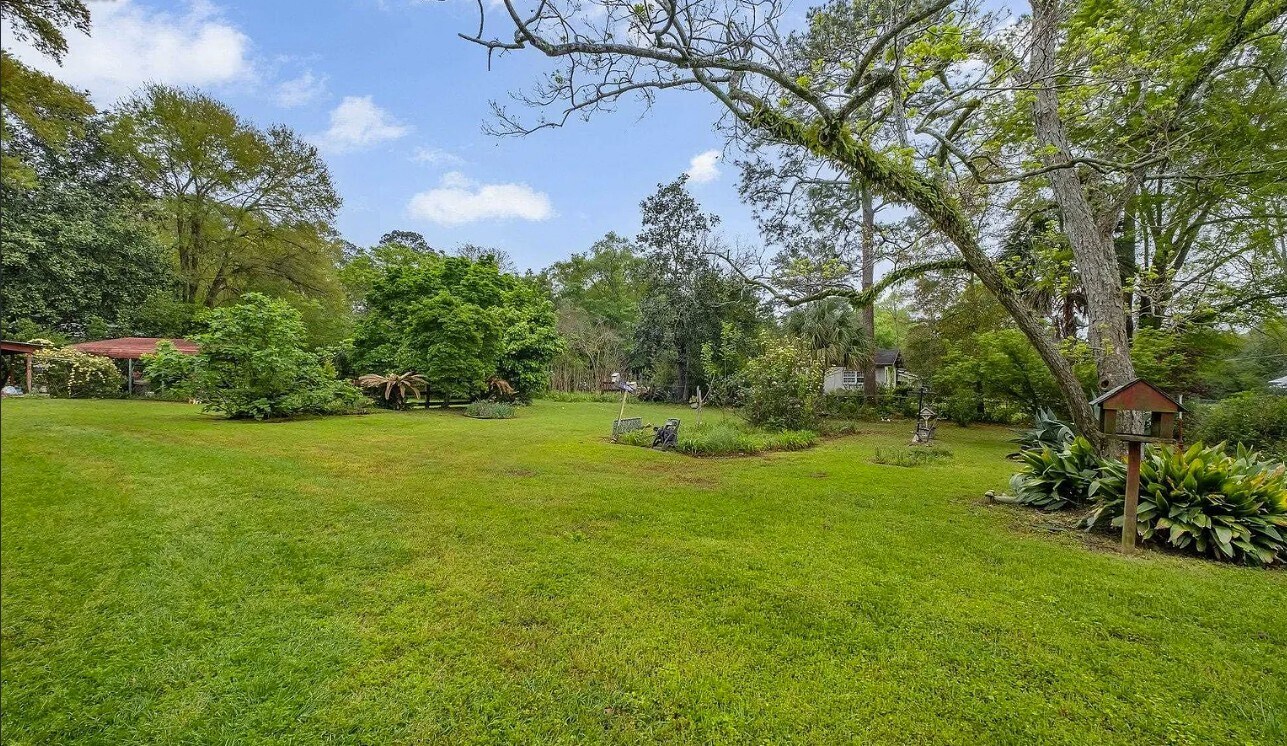 Right Yard 2 - 1927 Grimes Ln