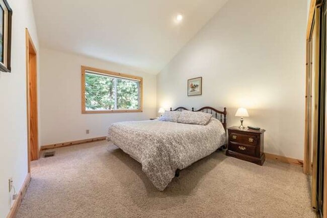 Building Photo - 11400 Thelin Dr
