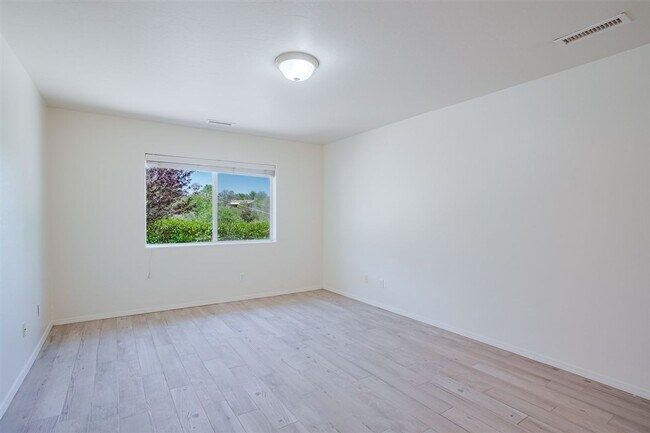 Building Photo - 3 Bedroom, 2 Bath, 2 Car Garage For Rent in Prescott!