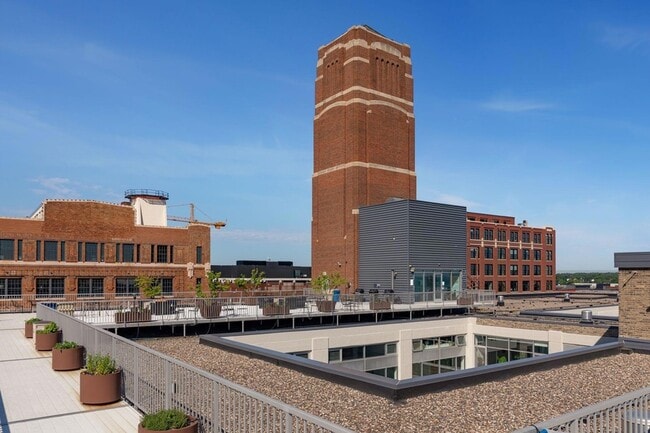 Building Photo - 700 N Washington Ave