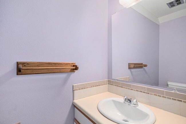 Building Photo - Spacious 2 bedroom home in the heart of Ha...