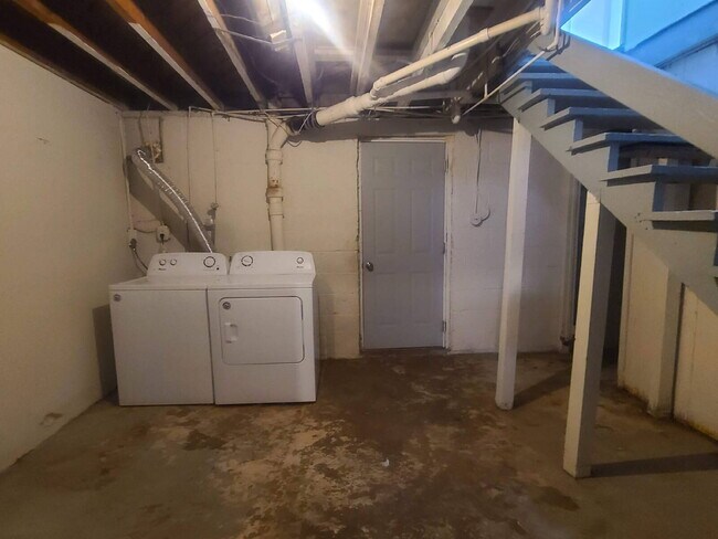 Building Photo - Charming home with wonderful yard!