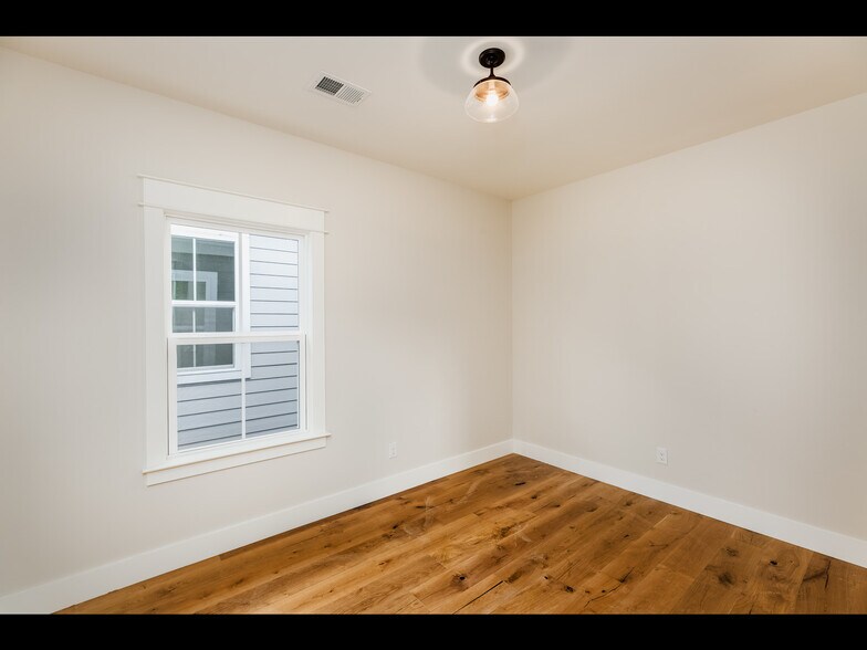 Building Photo - 1447 14th Ave S