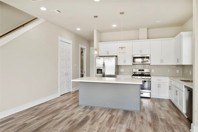 Building Photo - 2509 Des Chaumes St