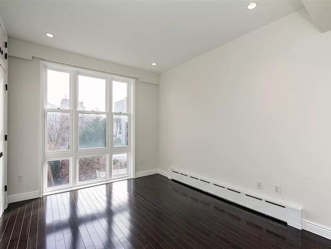 Building Photo - Spacious one bedroom one bathroom