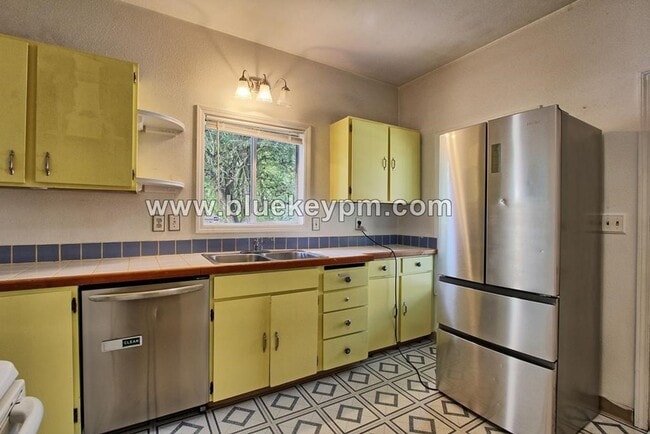 Building Photo - 3 bed, 1 bath Home w/ Easy Freeway Access Near Washington Elem School