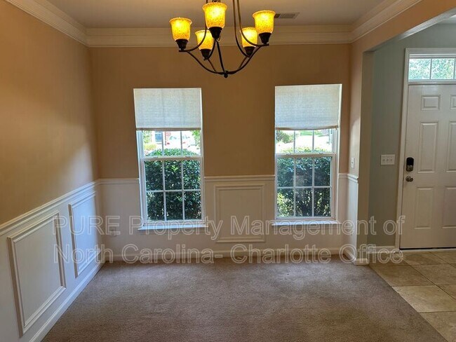 Building Photo - 6033 Queens Walk Ct