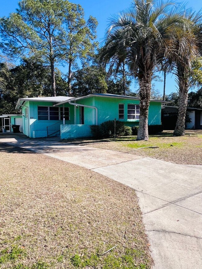 Building Photo - 3 Bed/2 Bath with one car garage home located in Jake Gaither Neighborhood!