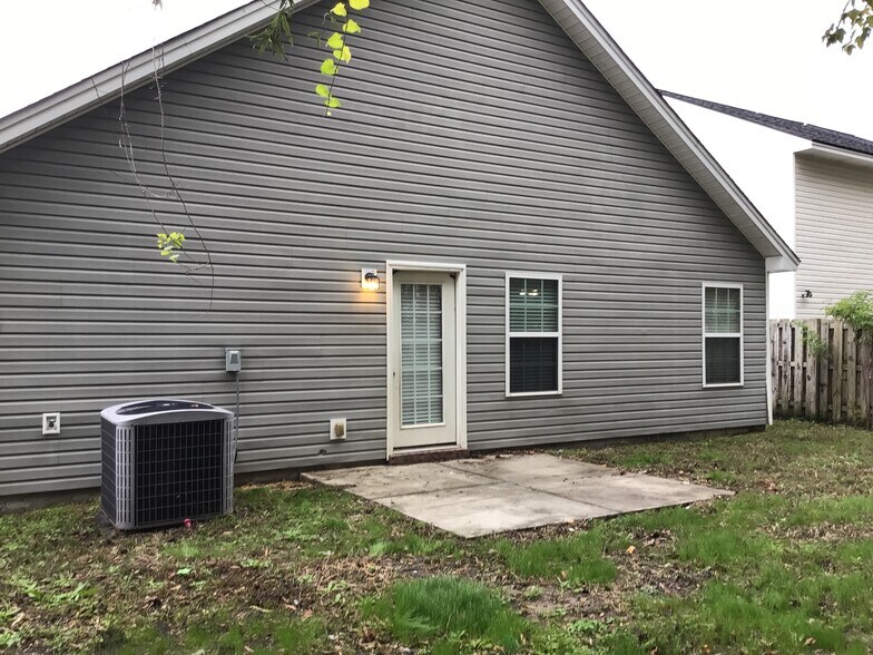 Building Photo - 7 Holly Springs Cir