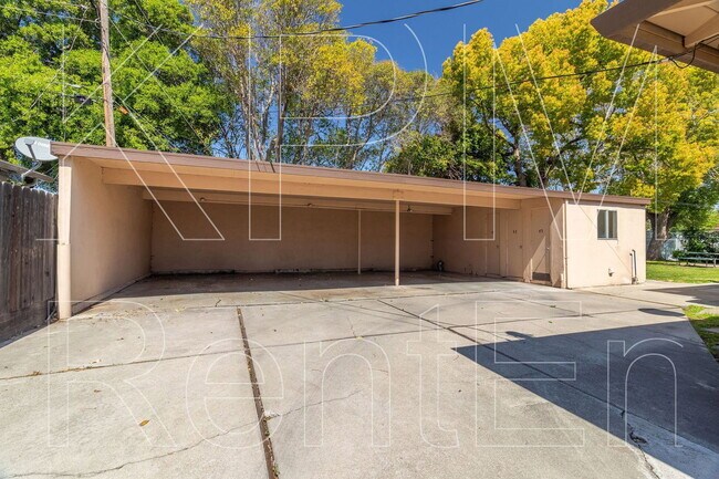 Building Photo - 443 E Robinhood Dr