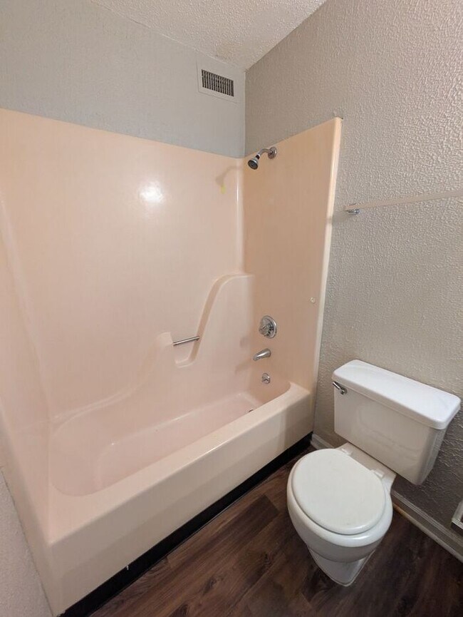 Building Photo - Lower Level 1BD/1BA Apartment in Westmont Apartments