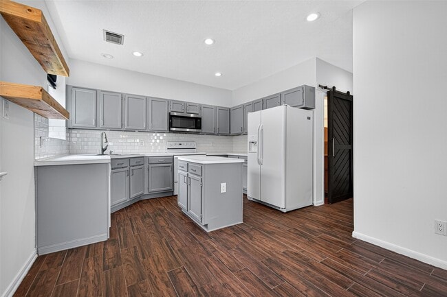 Building Photo - 319 Fantasy Ln