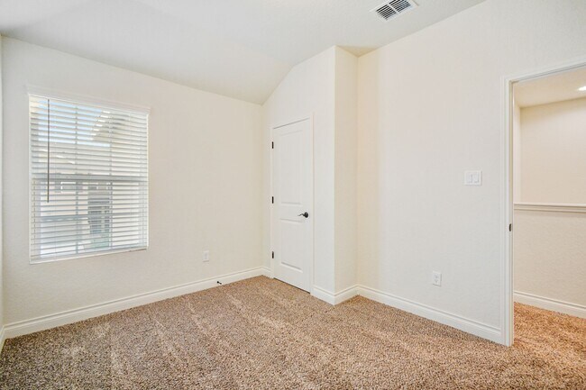 Building Photo - **2 Weeks Free!** Beautiful 3 Bedroom Duplex in New Braunfels – Modern Finishes & Great Layout!