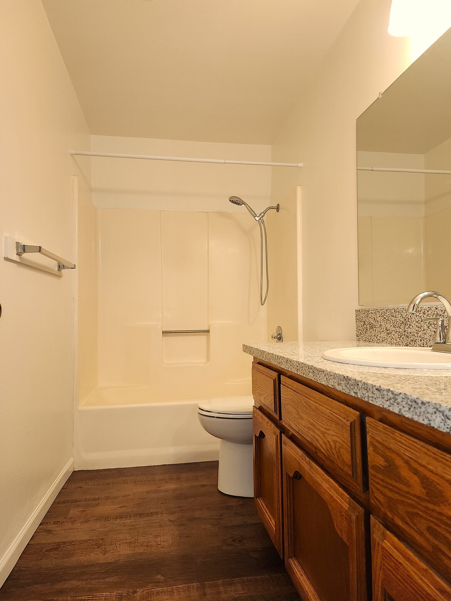 Hallway Bath 2 - 4617 N Charles Ave
