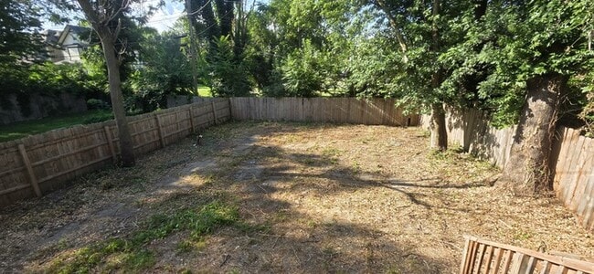 Building Photo - Welcome to this charming 3-bedroom, 2-bath...