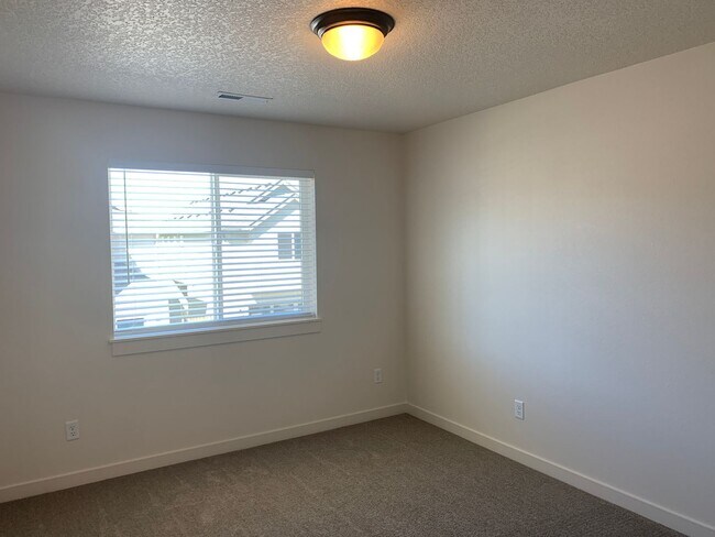 Building Photo - EZ  living - Honey stop the car !  Ridgefi...