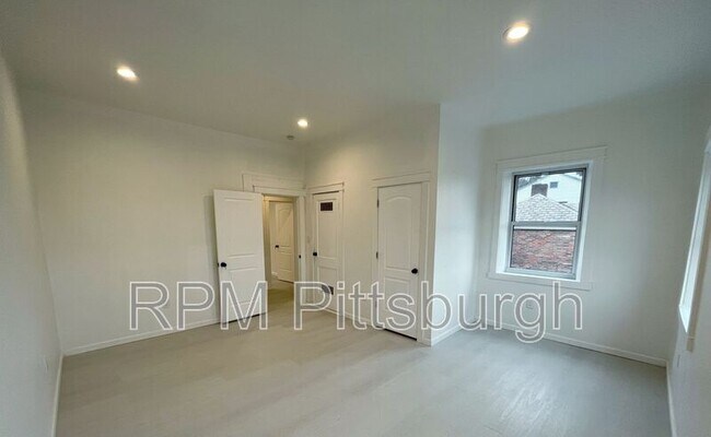 Building Photo - 2019 E Beckert Ave