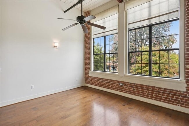 Building Photo - 1261 Caroline St NE