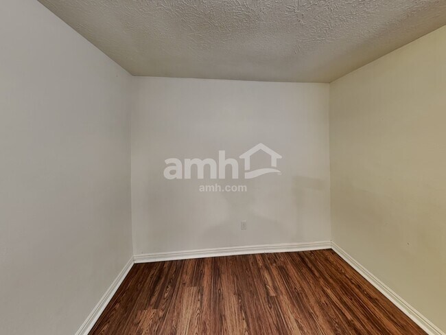 Building Photo - 6093 W Graceland Way