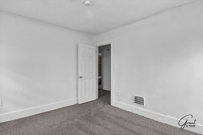 Building Photo - $1300 3 bedrooms