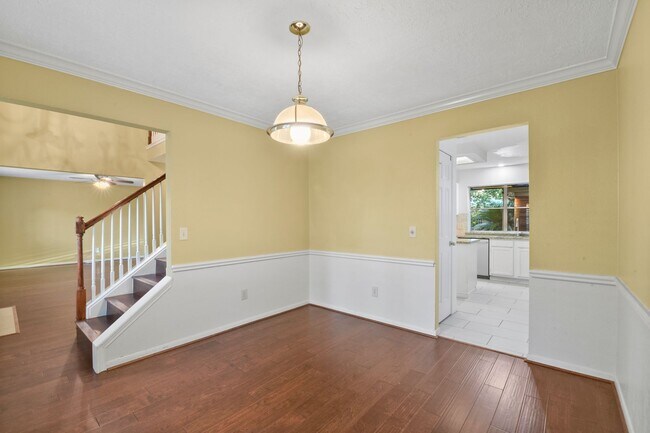 Building Photo - Freshly Painted Beauty with Spacious Outdo...