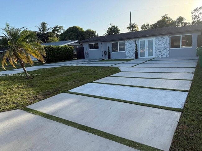 Building Photo - 2612 Acapulco Dr