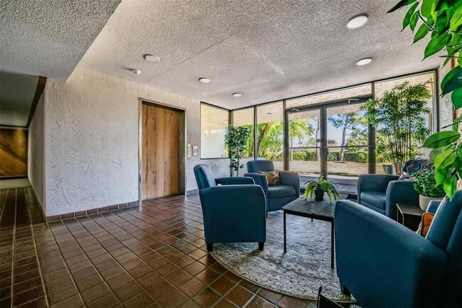 Building Photo - 13602 S Village Dr