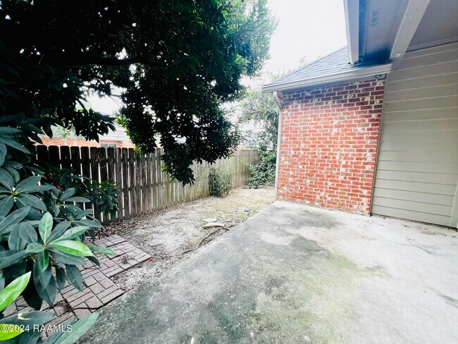 Building Photo - 125 Oakbend Dr