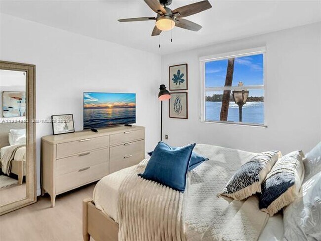 Building Photo - 17150 N Bay Rd