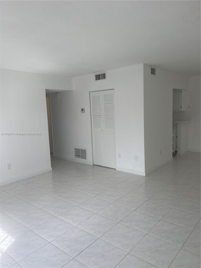 Building Photo - 10790 N Kendall Dr