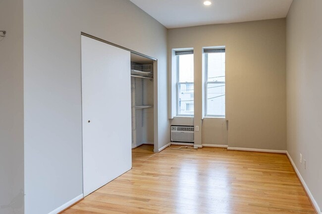 Building Photo - Spacious Two Bedroom Off 14th St. Corridor!
