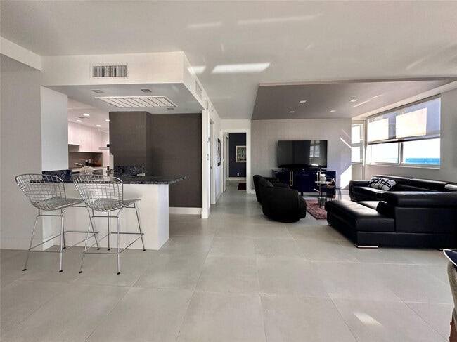 Building Photo - 209 N Fort Lauderdale Beach Blvd