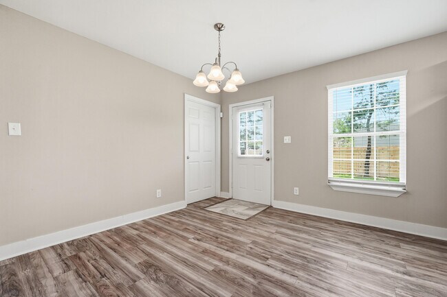 Building Photo - 254 Iris Ln